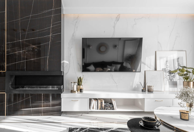 Nowoczesny salon z kuchnią w klimacie glamour  