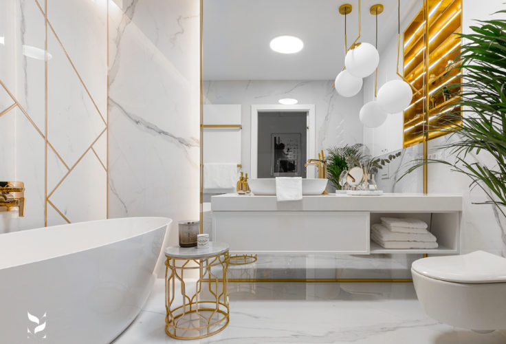 Luksusowa łazienka w bieli i złocie  