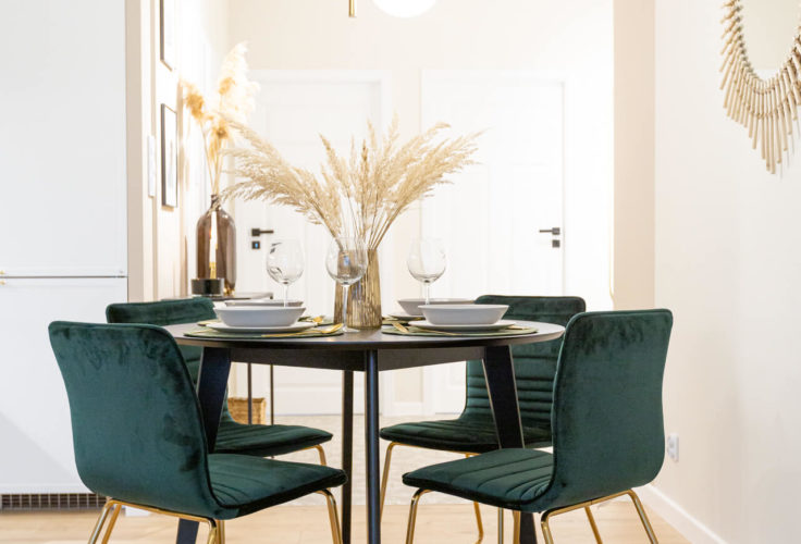 nowoczesna jadalnia, aldex lampy, złota lampa, jasna kuchnia