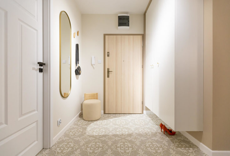 kremowe płytki, płytki vives tulpan, rattan, boho, giera design, lustro w przedpokoju