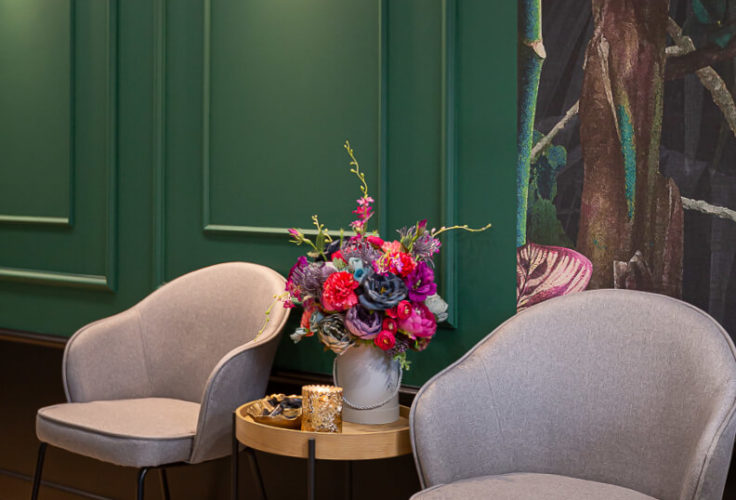 krzesła z podłokietnikami, drewniany stolik