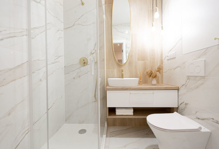 złote lustro, łazienka glamour, przytulne wnętrze metamorfoza kawalerki