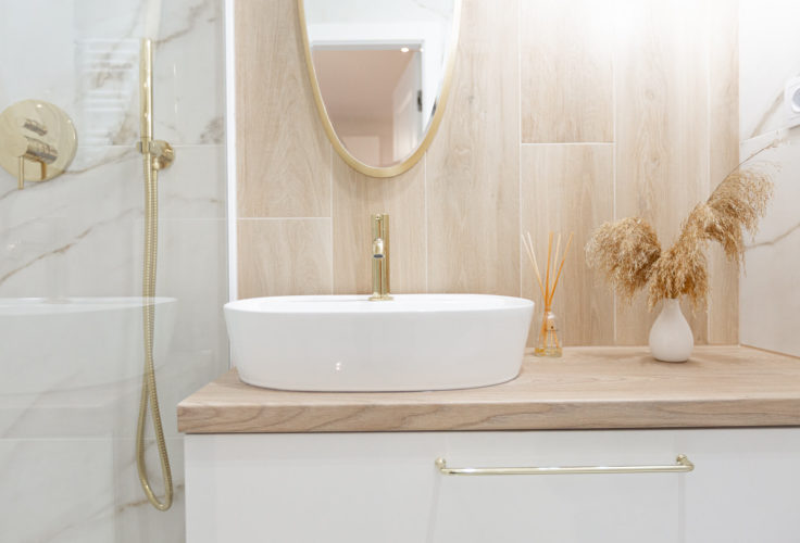 drewno w łazience, marmur w łazience, złote baterie