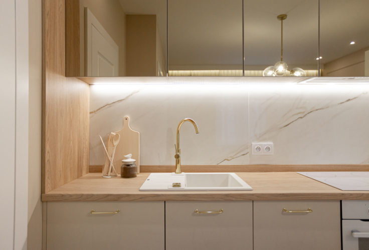 fronty kuchenne, zlewozmywak, złota bateria, marmur w kuchni