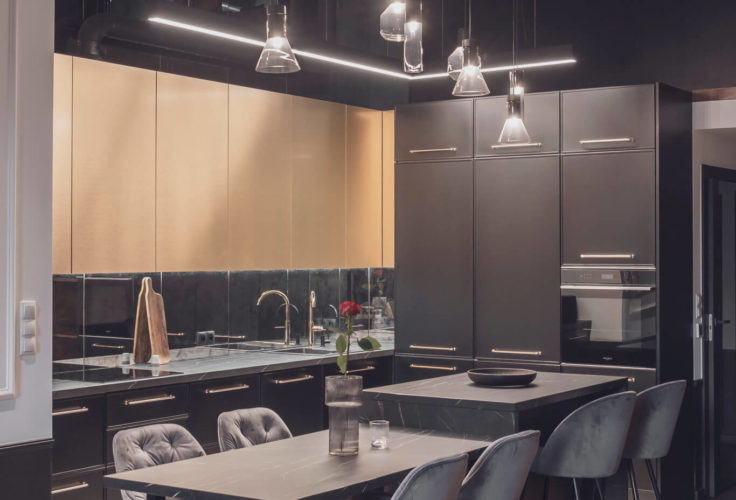 wysokie okna, okna loftowe, wysoki sufit, zielony fotel, złoty stolik