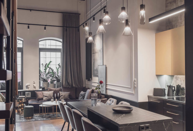 wysokie okna, okna loftowe, wysoki sufit, zielony fotel, złoty stolik