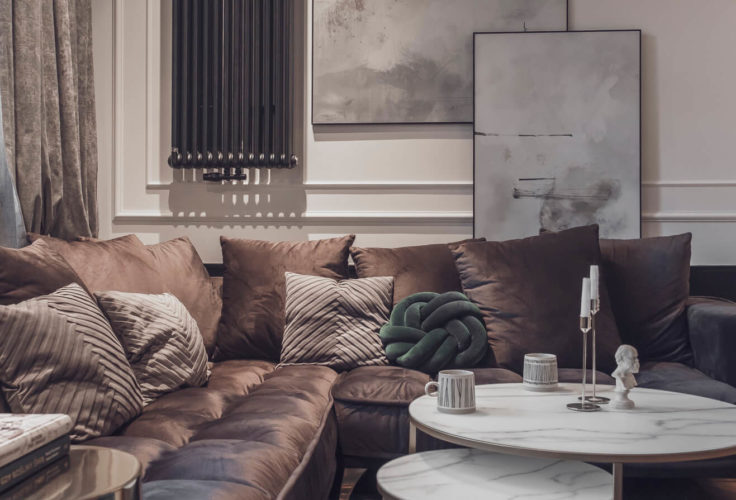 klimat wnętrza, przytulny salon, drewniana podłoga, obraz, plakat na ścianie, styl industrialny, biblioteka w domu