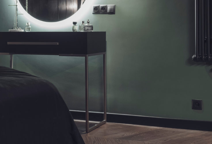 zielona sypialnia, ciemna sypialnia, złote lampy, złote dodatki, czarna pościel