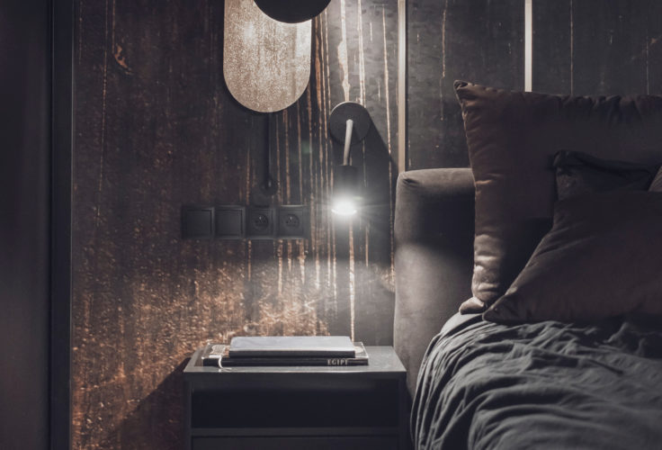 zielona sypialnia, ciemna sypialnia, złote lampy, złote dodatki, czarna pościel