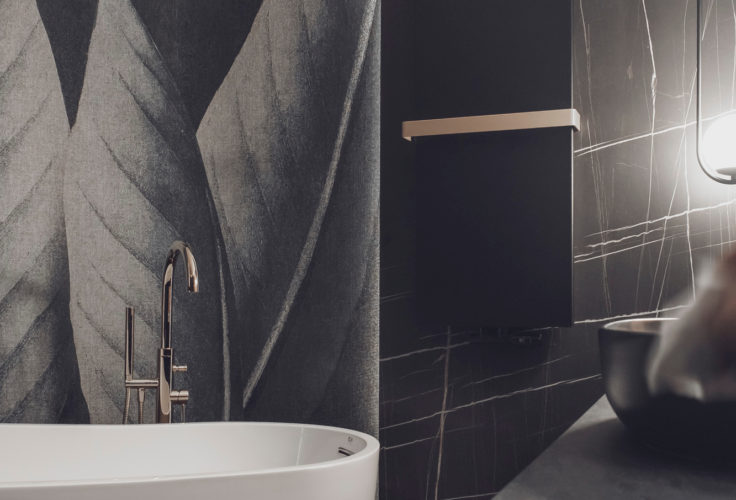 tapeta w liście, czarna szafka umywalkowa, czarna umywalka, ciemna łazienka, złote dodatki, luksusowa łazienka
