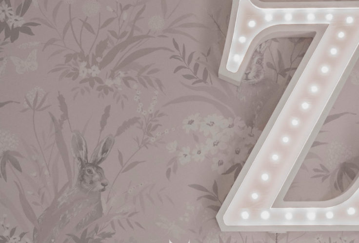 drewniana podświetlana litera, little lights, tapeta różowa, tapeta w króliczki, tapeta dla dziewczynki, literka z