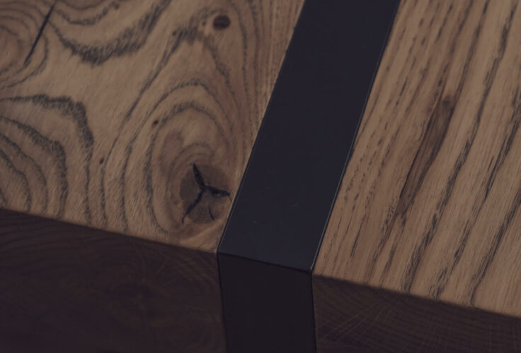 mieszkanie w kamienicy, drewniany stolik, dywan z trawy, dywan juta, aqform lampa, obraz muural