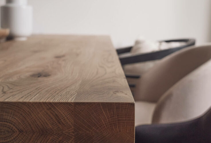 mieszkanie w kamienicy, drewniany stolik, dywan z trawy, dywan juta, aqform lampa, obraz muural